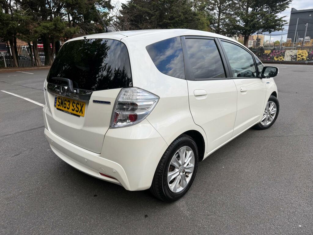 Honda Jazz 1.4 I-vtec Es Plus T Cvt White #8