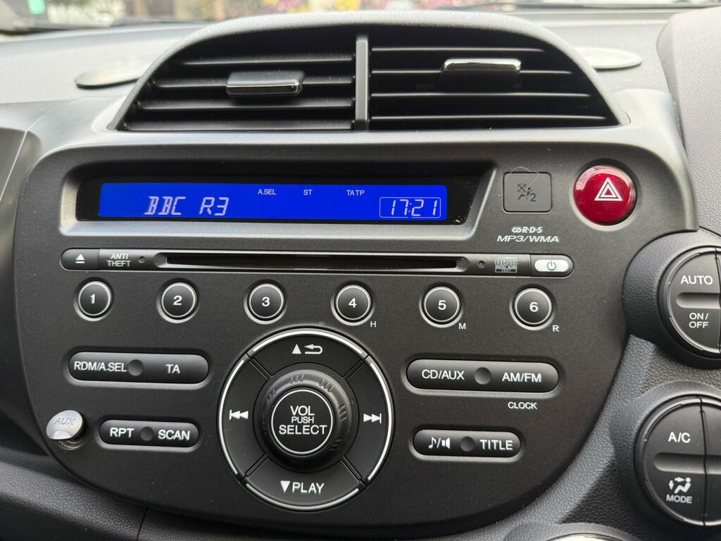 Honda Jazz 1.4 I-vtec Es Plus T Cvt White #22