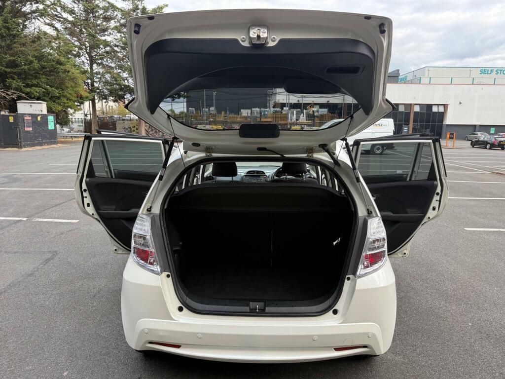 Honda Jazz 1.4 I-vtec Es Plus T Cvt White #24