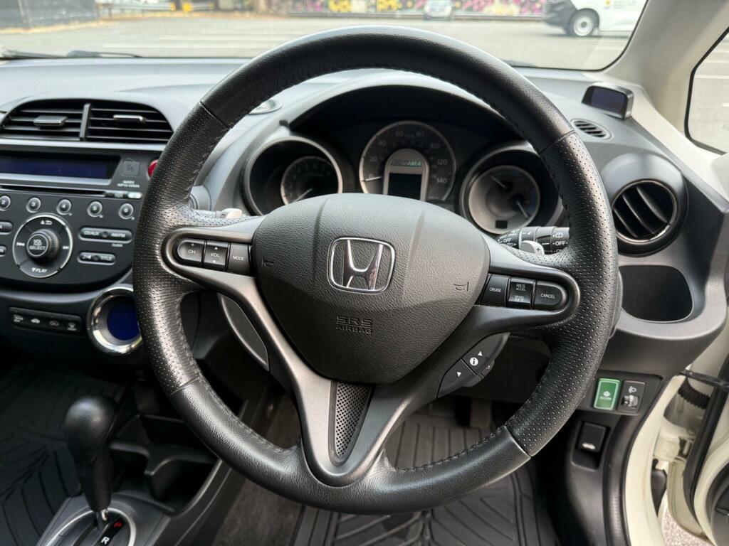 Honda Jazz 1.4 I-vtec Es Plus T Cvt White #25