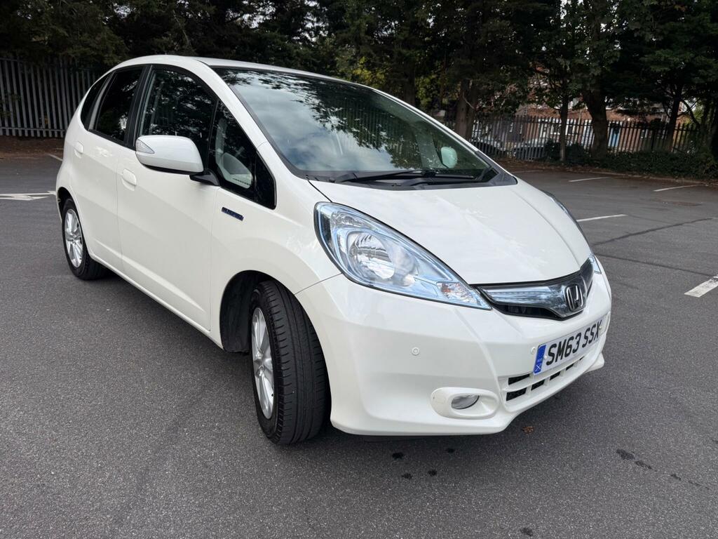 Honda Jazz 1.4 I-vtec Es Plus T Cvt White #1