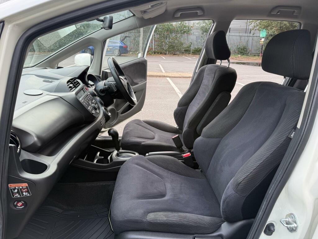 Honda Jazz 1.4 I-vtec Es Plus T Cvt White #26