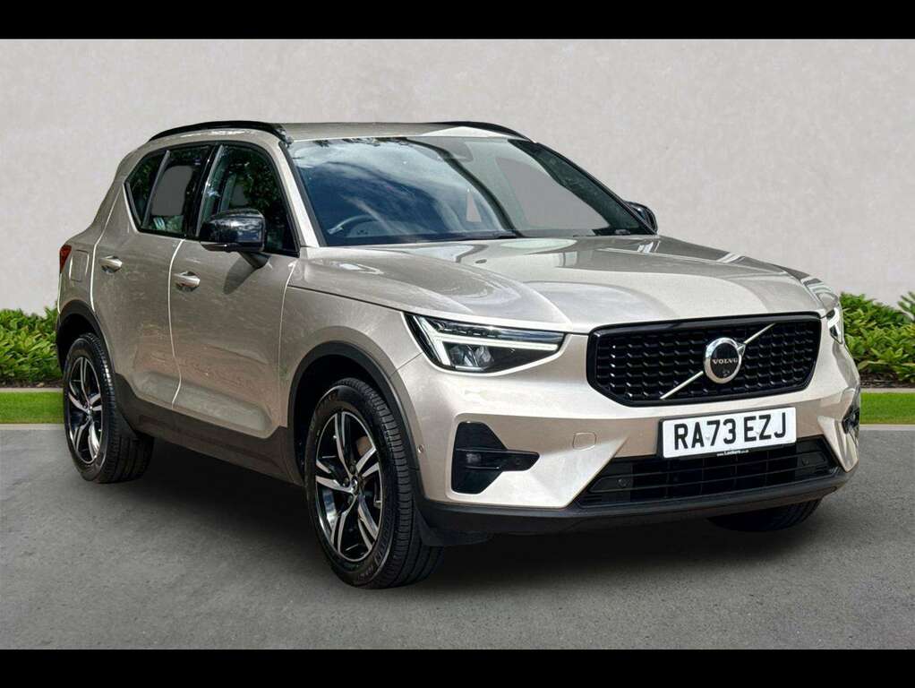 Volvo XC40 2.0 B4p Plus Dark RA73EZJ Gold