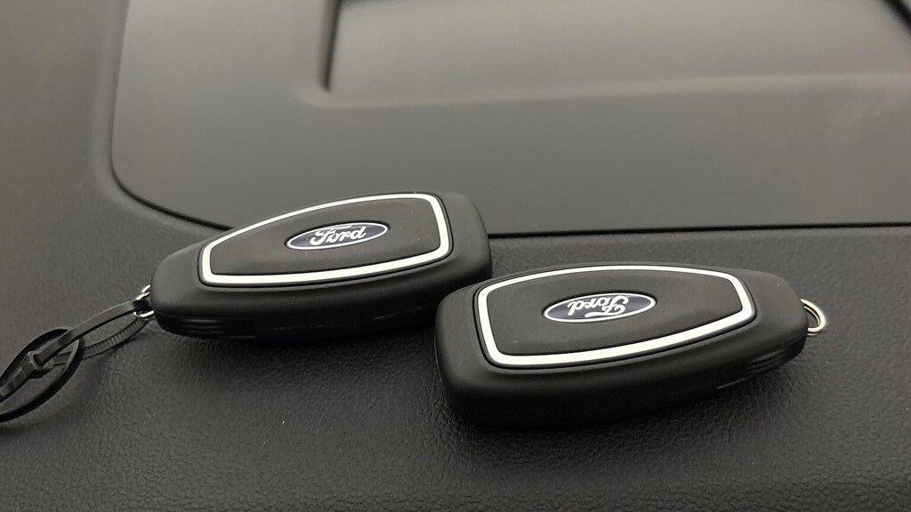 Ford Kuga St-line White #27