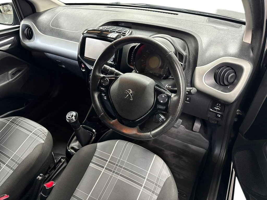 Peugeot 108 Active Red #8