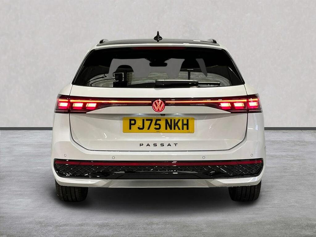 Volkswagen Passat 1.5 Tsi Ehybrid 19.7Kwh R-line Estate P White #4