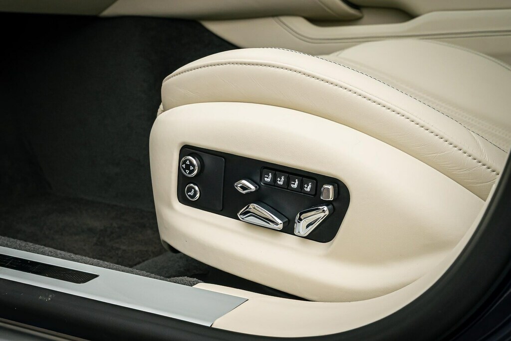 Bentley Flying Spur Hybrid #18