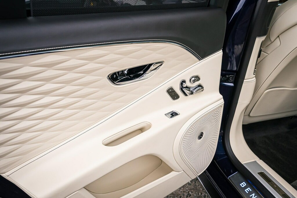 Bentley Flying Spur Hybrid #30