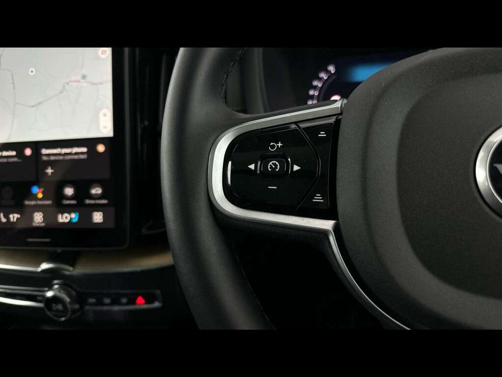Volvo XC60 Plus Black #25