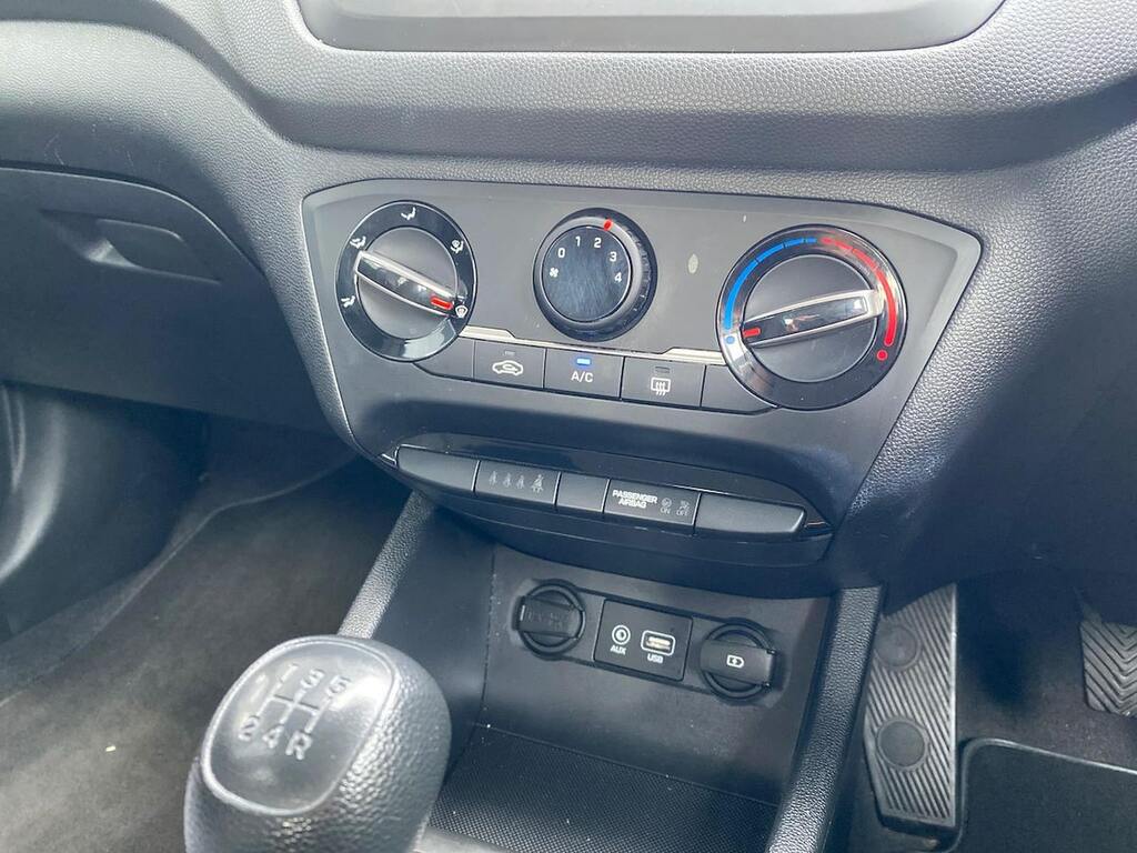 Hyundai I20 Play White #12