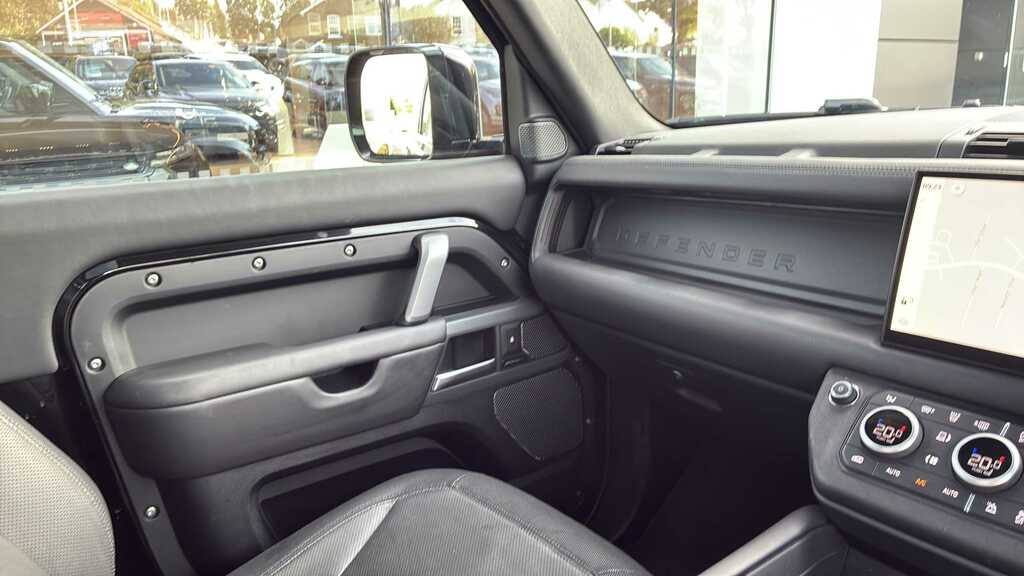 Land Rover Defender 90 D250 Hard Top S Green #25