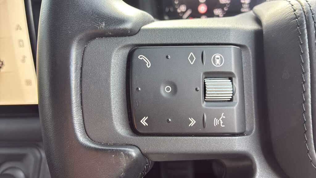Land Rover Defender 90 D250 Hard Top S Green #26
