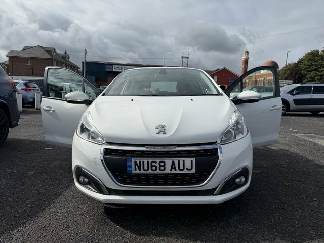 Peugeot 208 1.2 Puretech Signature Hatchback White #3