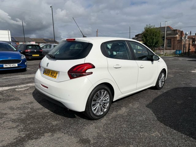 Peugeot 208 1.2 Puretech Signature Hatchback White #2