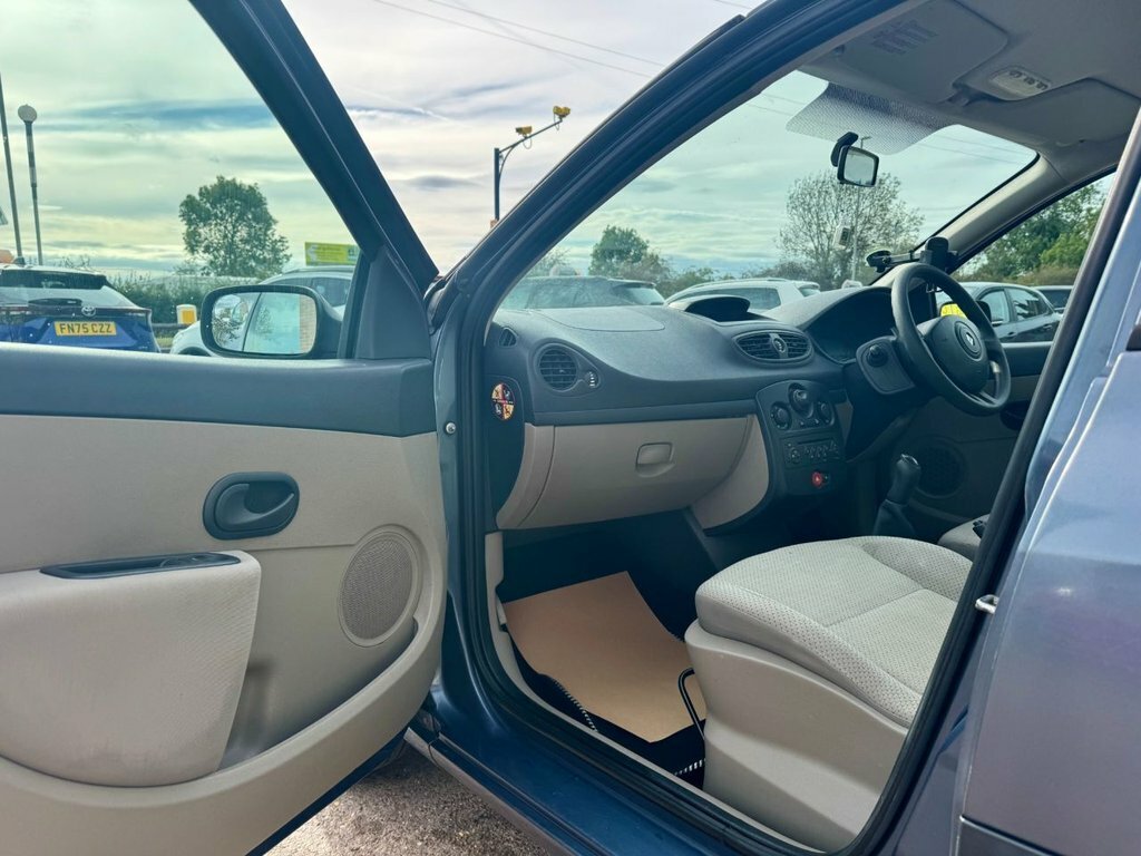 Renault Clio Dynamique 16V Black #12