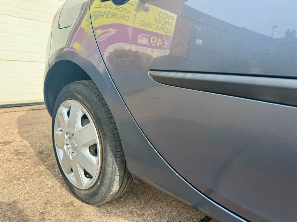 Renault Clio Dynamique 16V Black #8