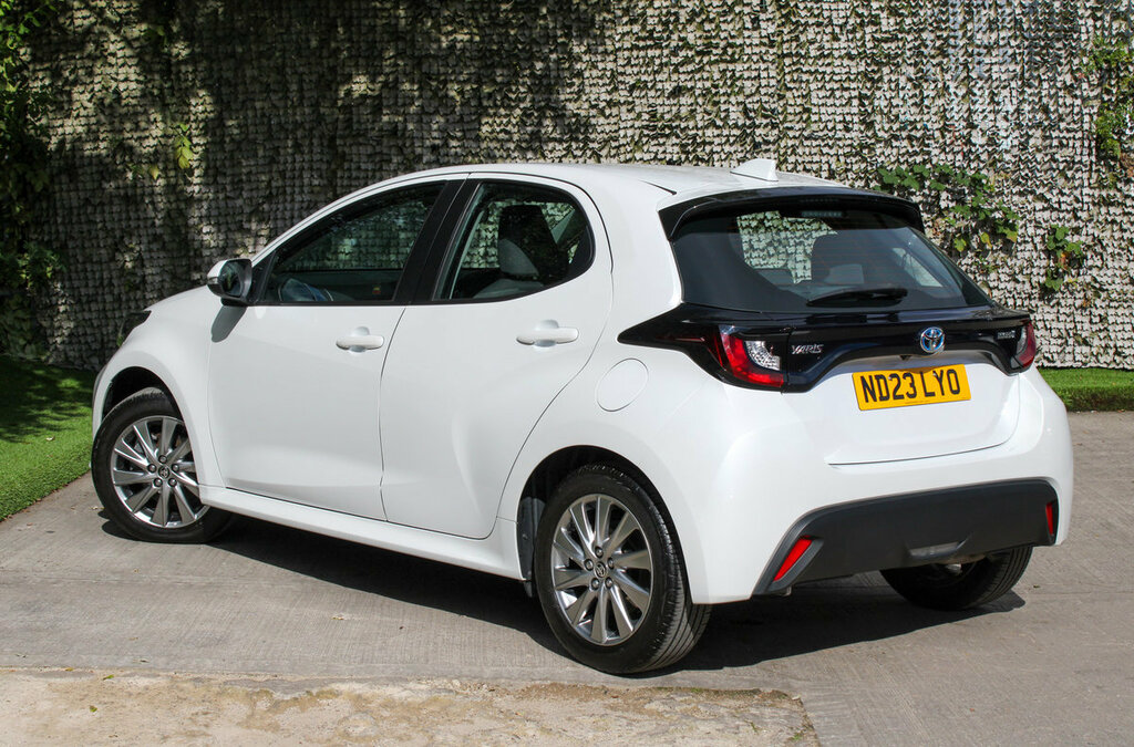 Toyota Yaris Icon White #6