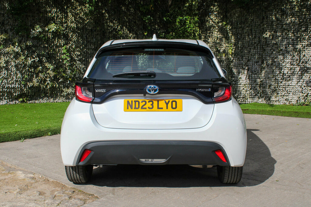 Toyota Yaris Icon White #5