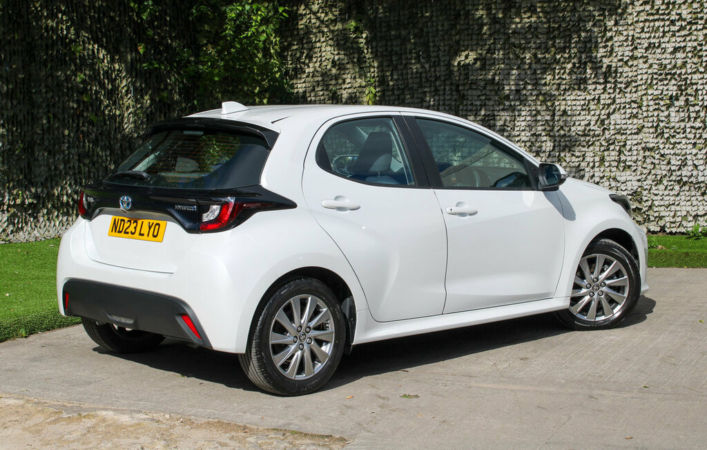 Toyota Yaris Icon White #4