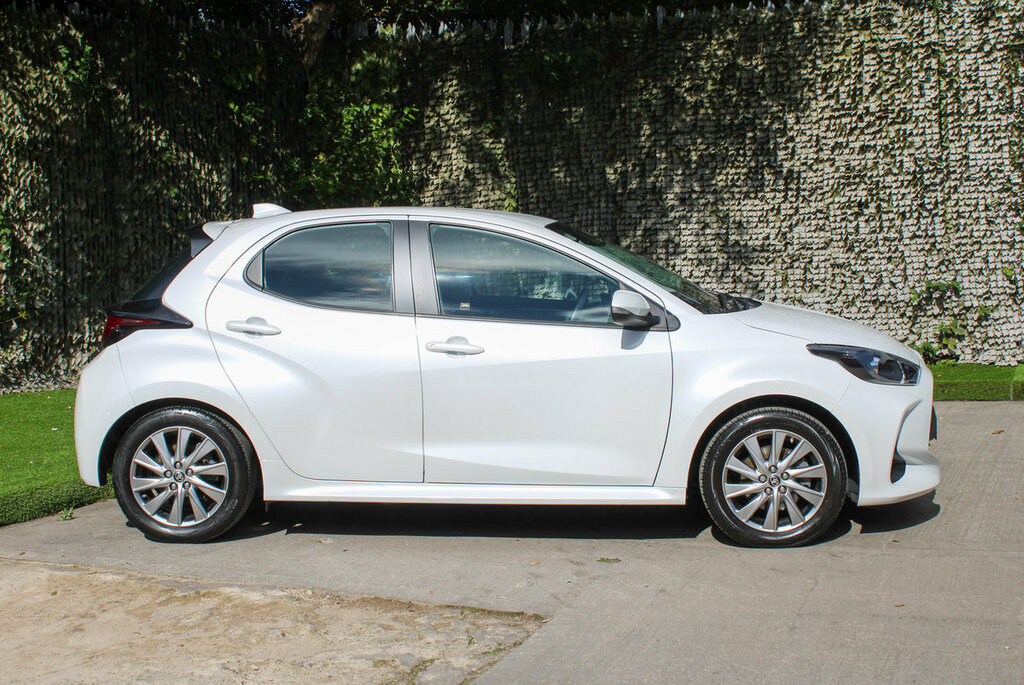 Toyota Yaris Icon White #3