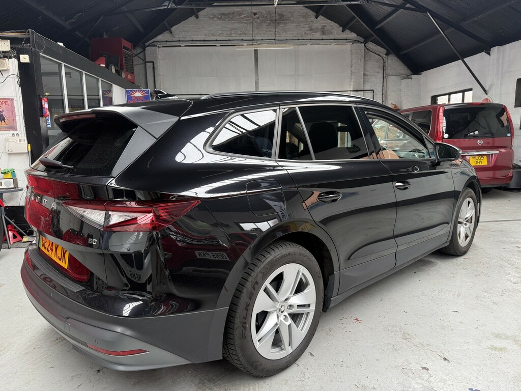 Skoda ENYAQ 62Kwh 60 Edition 202424 Black #4