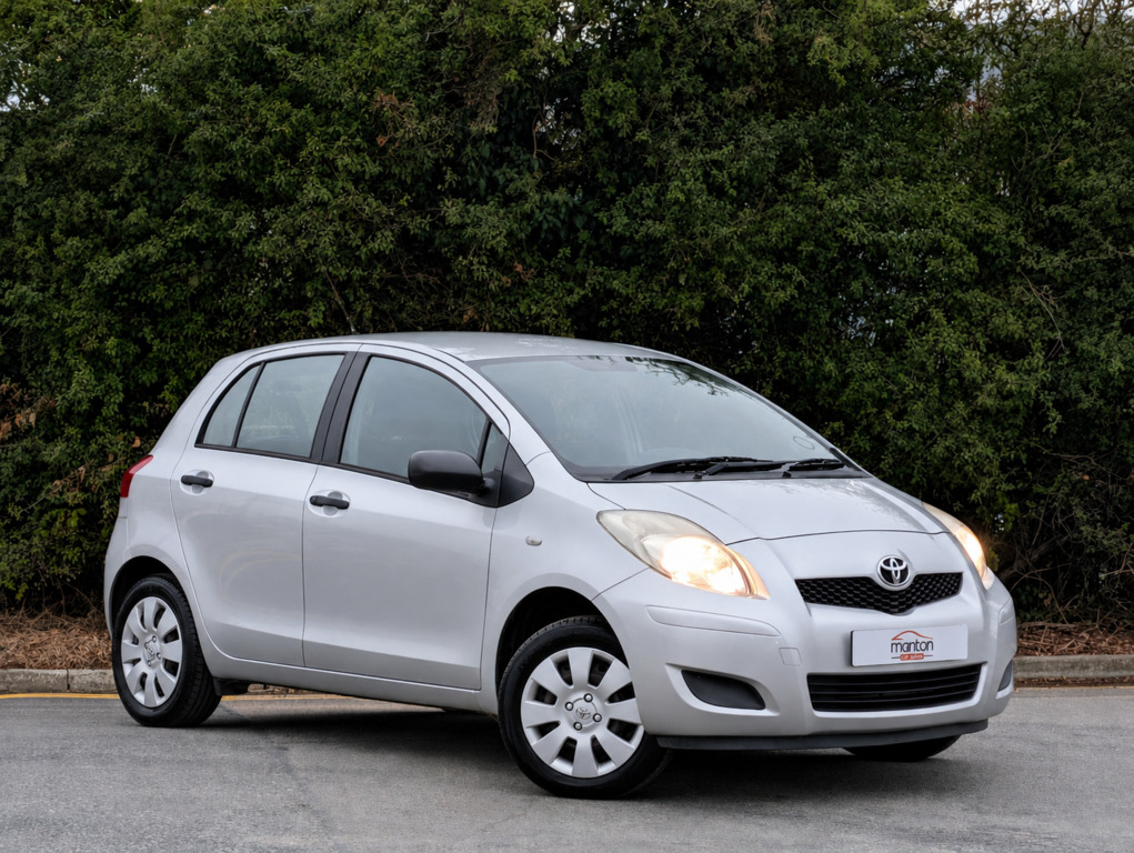 Toyota Yaris 1.0 Vvt-i T2 11 000 Miles Silver