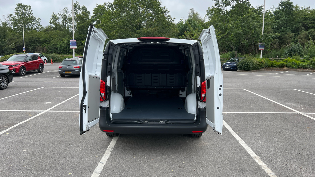 Mercedes-Benz eVito Premium Black #18