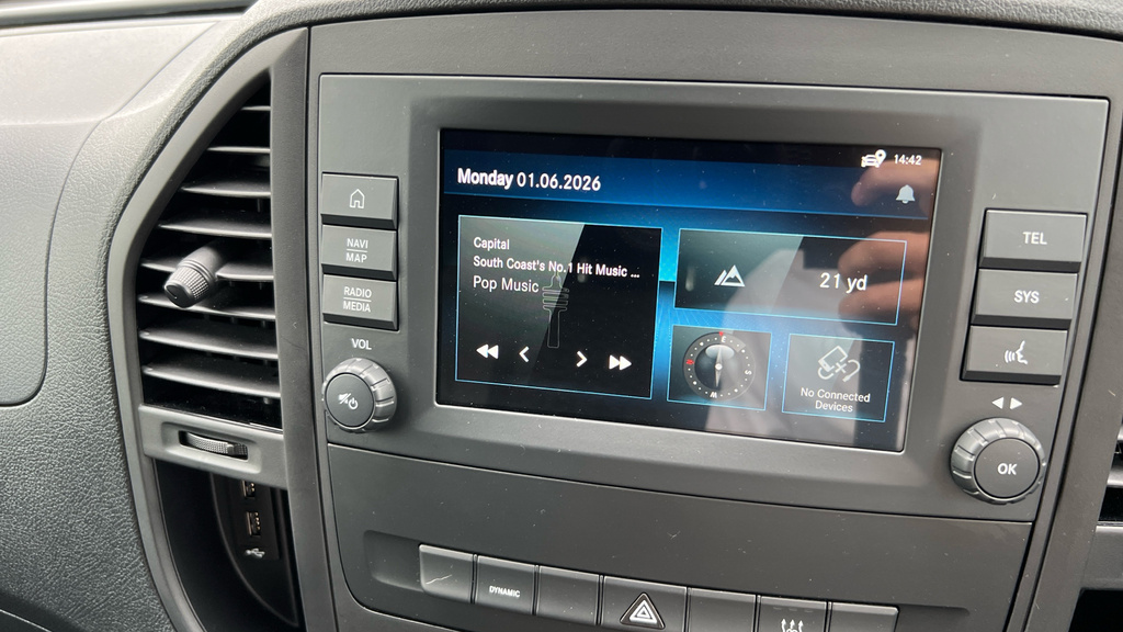 Mercedes-Benz eVito Premium Black #25
