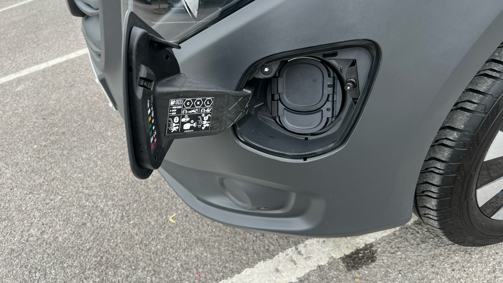 Mercedes-Benz eVito Premium Black #21