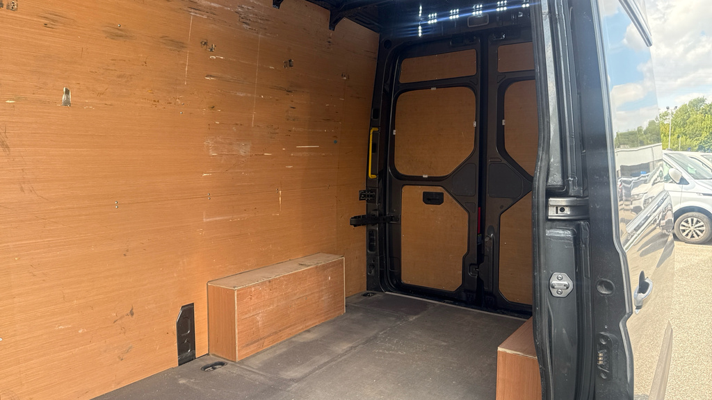 Volkswagen Crafter Commerce Plus Red #9