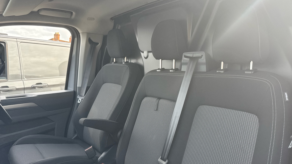 Volkswagen E-Transporter T32 65Kwh Commerce Pro Kombi Double Cab Electr Black #17