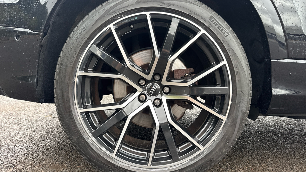 Audi Q8 3L Black Edition Black #21