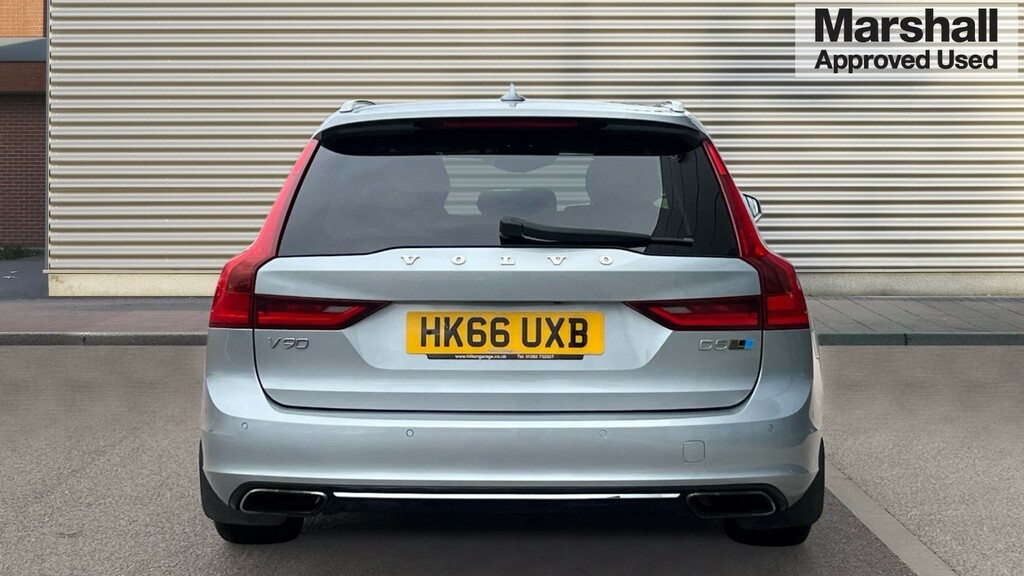 Volvo V90 2.0L D4 Momentum 188 Bhp White #4