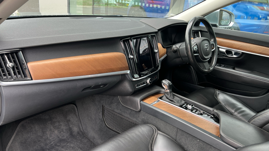 Volvo V90 2.0L D4 Momentum 188 Bhp White #10