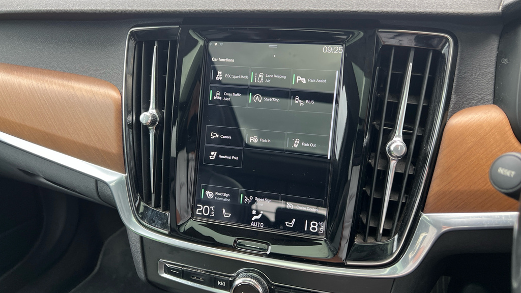 Volvo V90 2.0L D4 Momentum 188 Bhp White #37