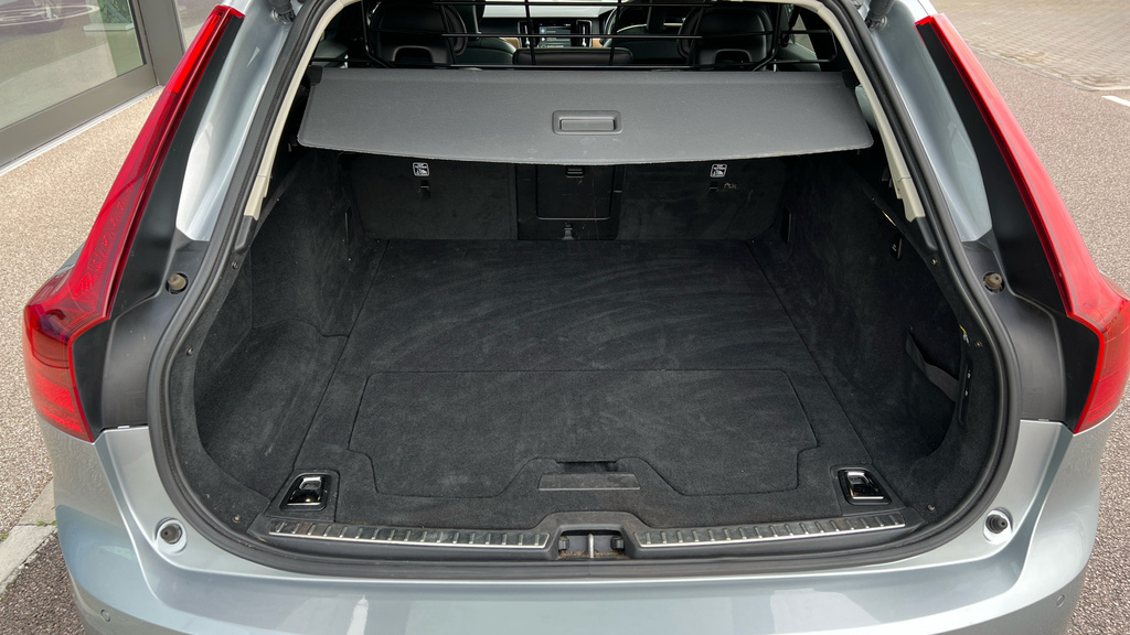 Volvo V90 2.0L D4 Momentum 188 Bhp White #15