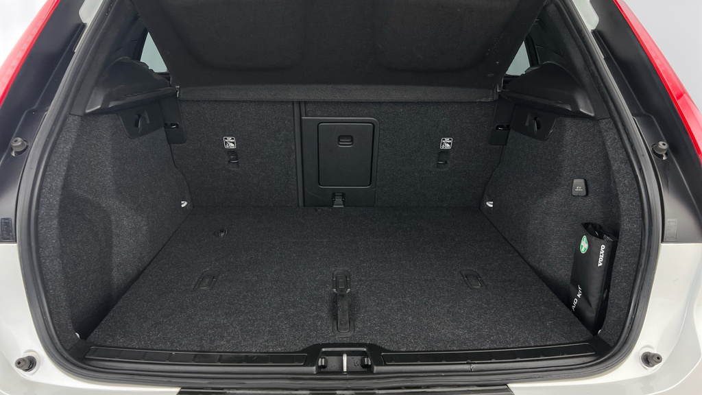 Volvo XC40 Xc40 2.0 B4p R Design Pro White #5
