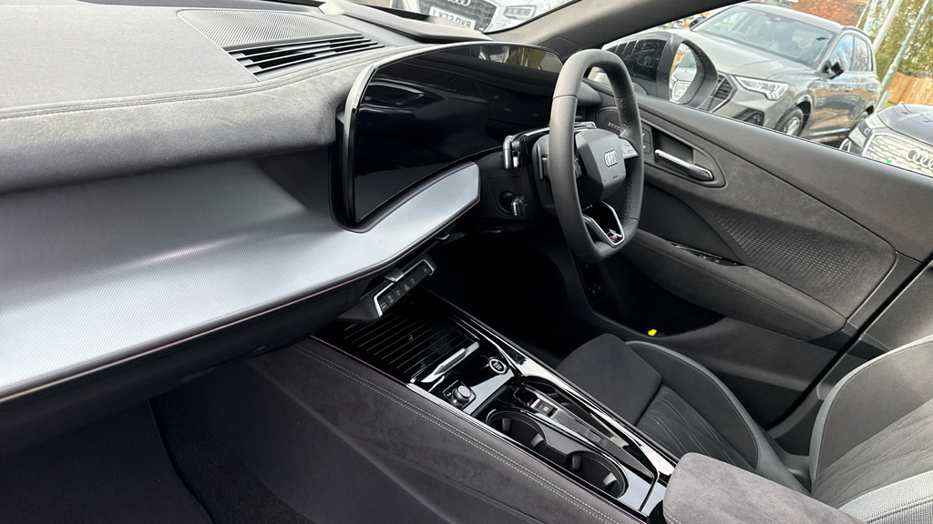 Audi Q3 Q3 1.5 E-hybrid Launch Edition S Tronic White #2