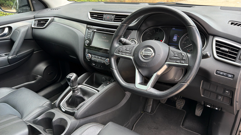 Nissan Qashqai Dig-t Tekna Plus Black #14
