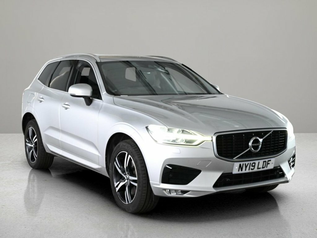 Volvo XC60 Momentum Pro Black #1
