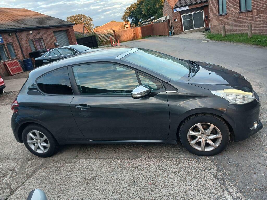 Peugeot 208 1.2 Vti Style Euro 5 Grey #4