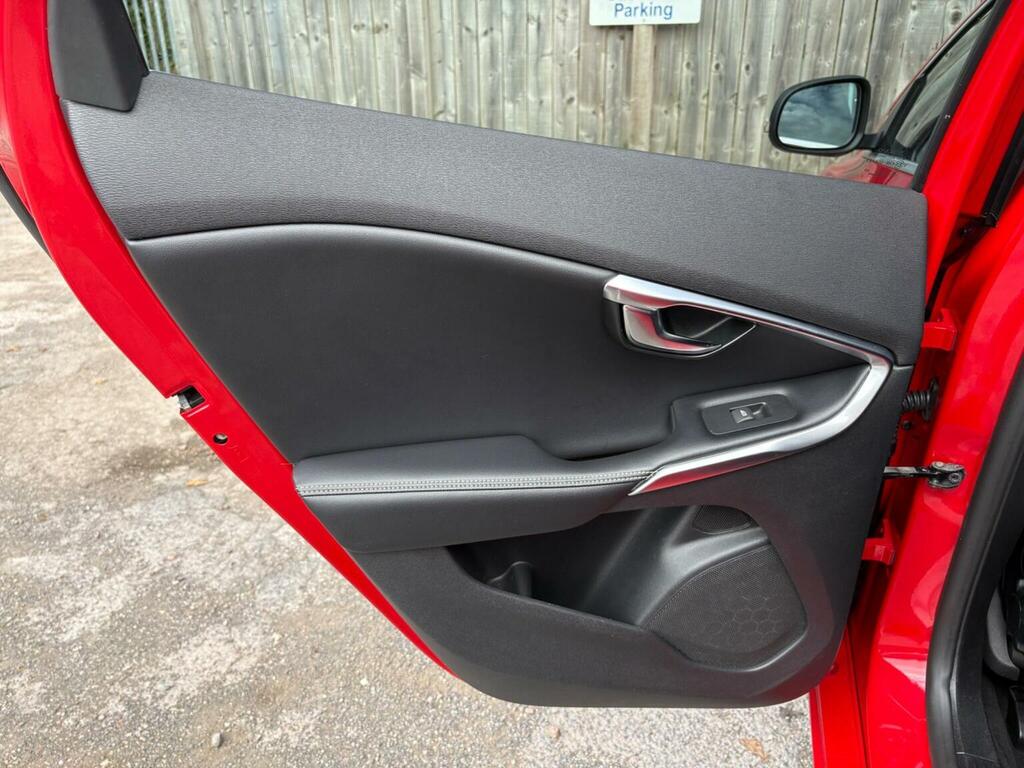 Volvo V40 Hatchback White #18