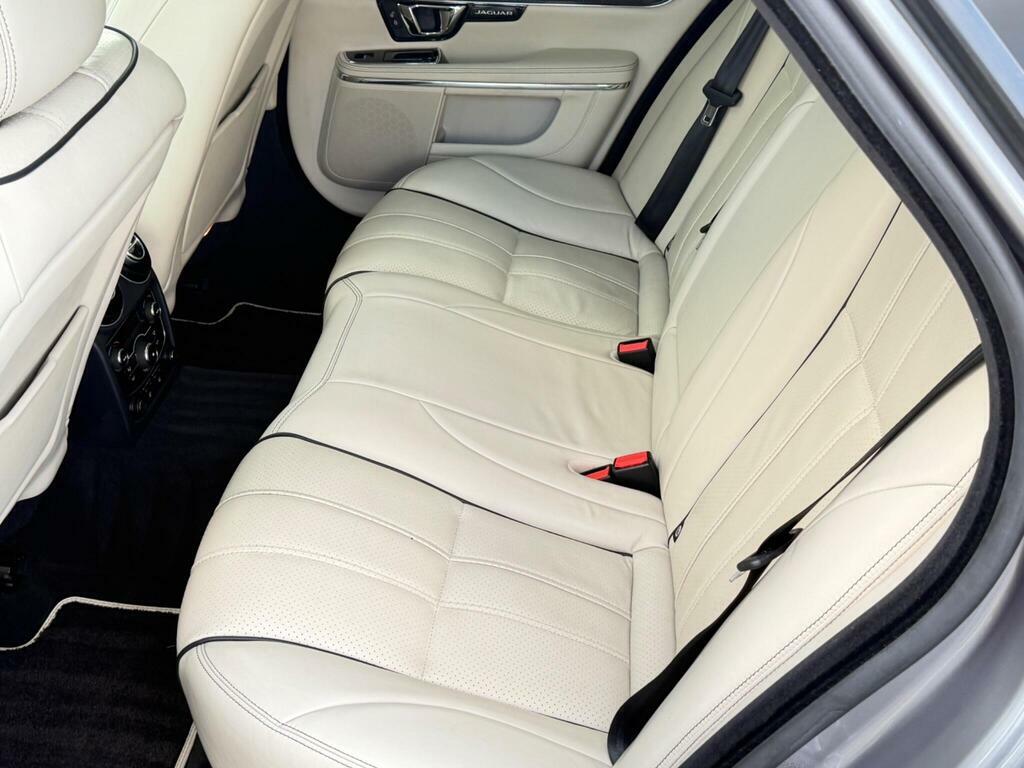 Jaguar XJ 3.0D V6 Portfolio Black #9