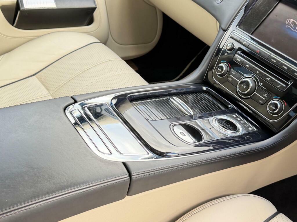 Jaguar XJ 3.0D V6 Portfolio Black #11