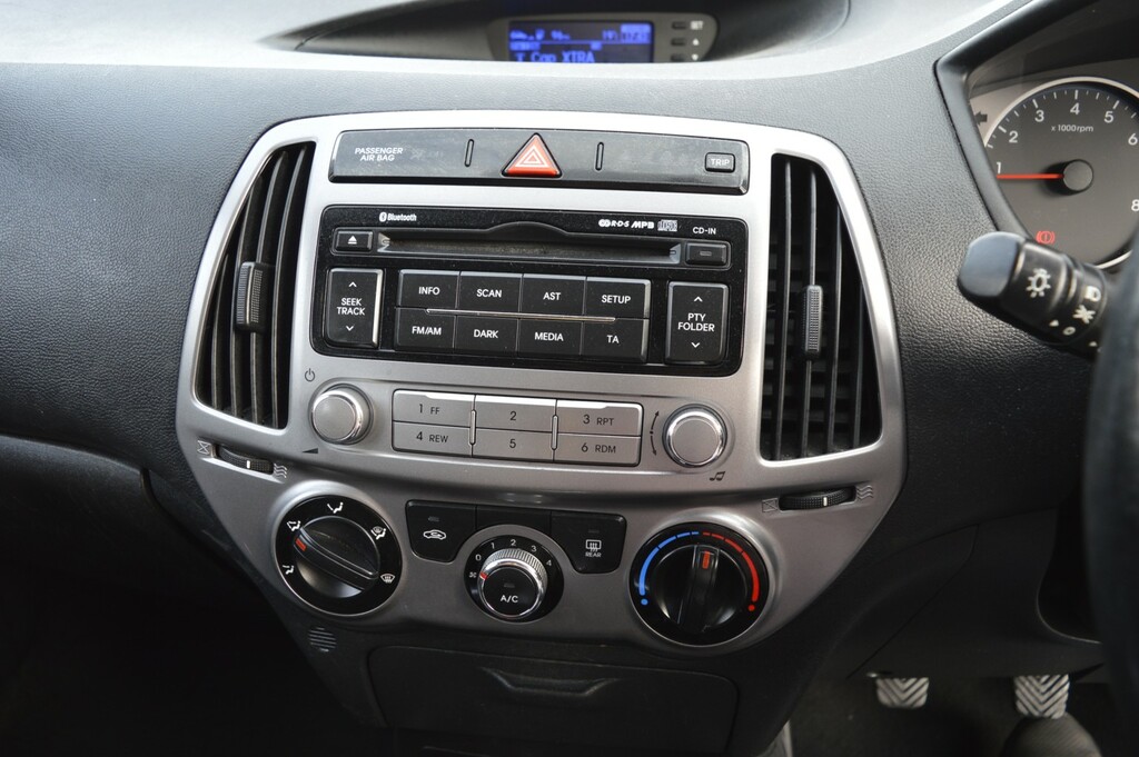 Hyundai I20 1.4 Hatchback Red #17