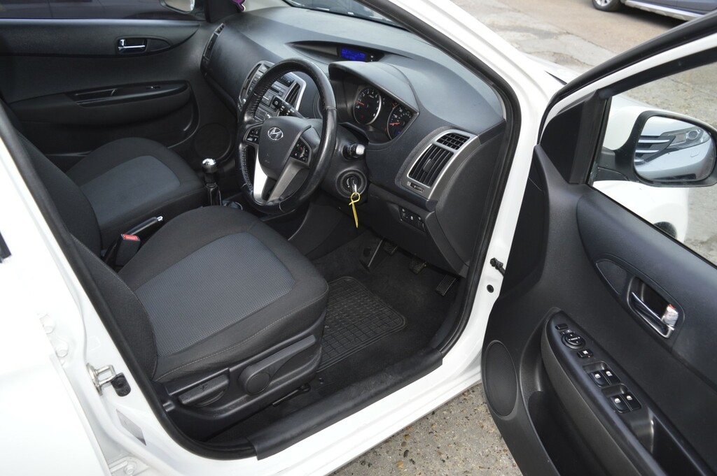 Hyundai I20 1.4 Hatchback Red #14