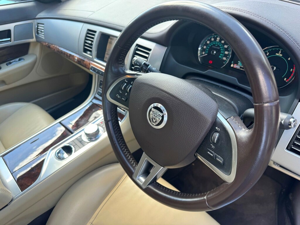 Jaguar XF V6 Premium Luxury Red #6