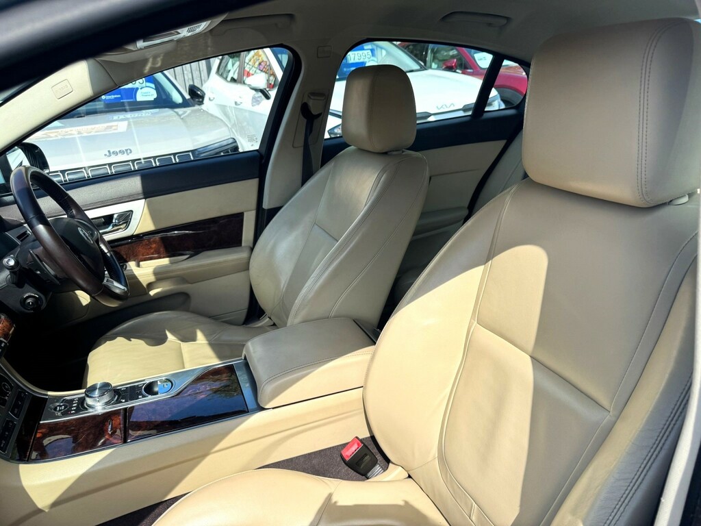 Jaguar XF V6 Premium Luxury Red #9