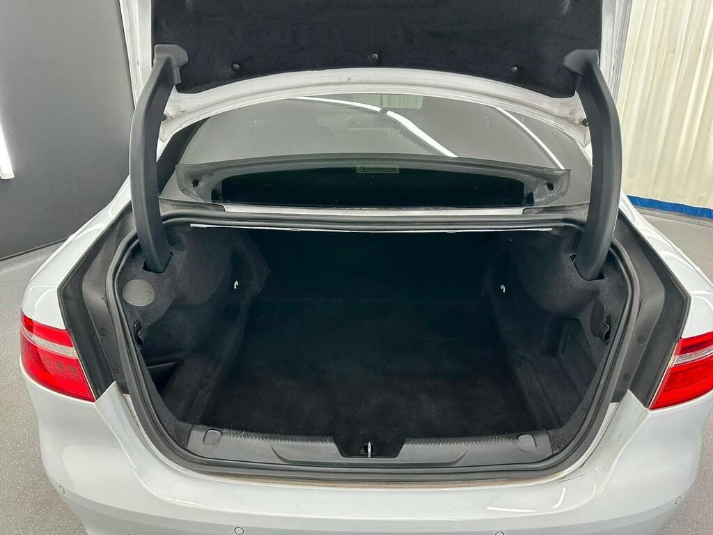 Jaguar XE Saloon Silver #20