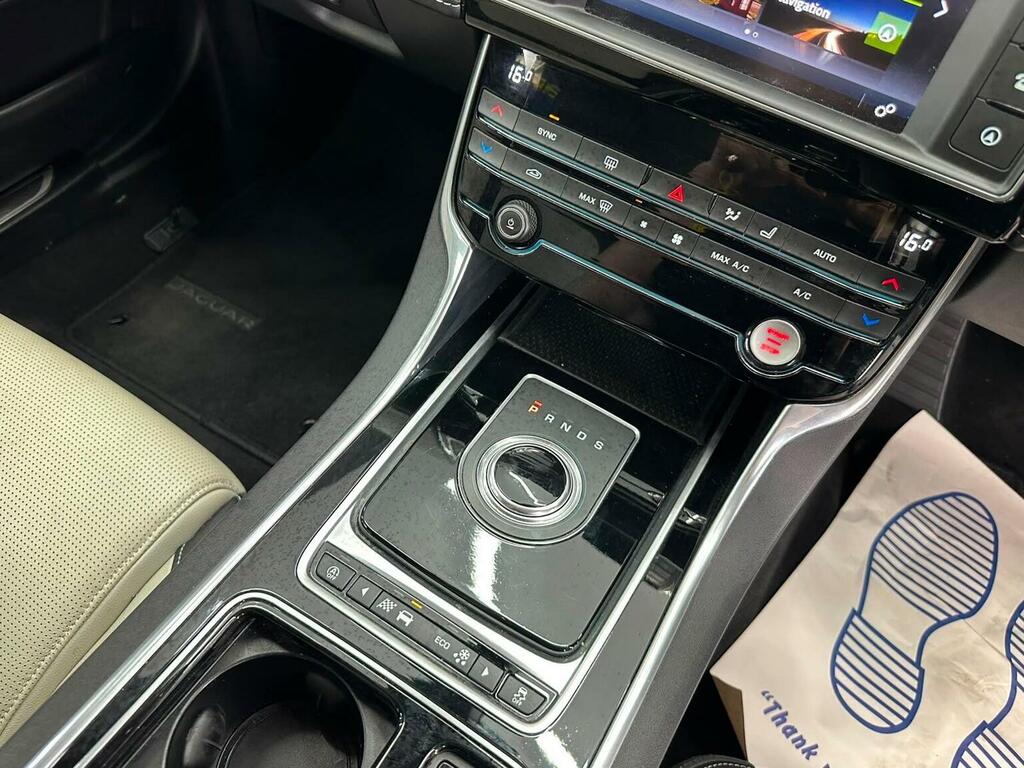 Jaguar XE Saloon Silver #39